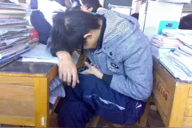 故事：一个高中教师没收了学生的手机后，没想到竟是这样的结局图片