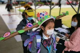 “神兽”开学，开出了上早朝的感觉丨网友：这样的创意请来一打！图片