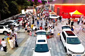 洛阳汽车后备厢集市人气很旺 有人开着宾利和奔驰都来摆摊了图片