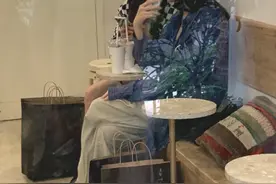 杨幂在三里屯“血拼”被偷拍！生图双腿细如竹竿，瘦到撑不起外套图片