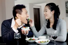 丈夫爱上别人，却又跪求妻子不要离婚，妻子：心已不在，人我不要图片