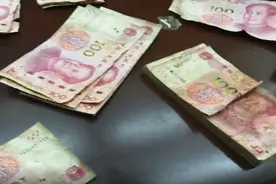 10万元现金藏厕所 一半都发了霉！几年后清理房间才发现图片