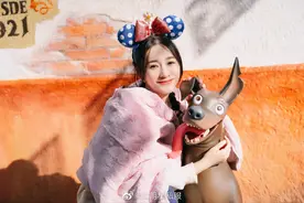 李小冉穿卡通披风游迪士尼，皮肤又白又细，还是静婉的样子图片