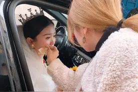 最后再宠一次！妹妹结婚父亲和仨哥哥接力将她抱下五楼交给新郎图片