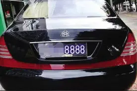 浙江某停车场堆放大量“豪车”，为啥没人开走？网友：看车牌就懂图片
