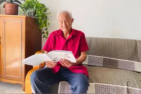 敬老月里，这个镇的百岁老人收到了属于自己的“纪念册”图片