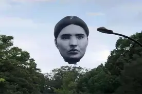 东京上空惊现巨型人头，民众吓破胆；设计暗藏玄机图片