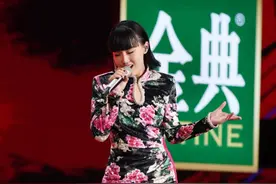 33岁黄龄原来是丰满型女神，穿旗袍还要挖个洞，这古典气质少见图片