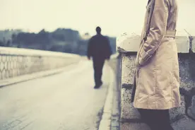 执意休妻弃子娶兄弟媳妇，兄弟反目亲人唾弃，十年后自尝苦果图片