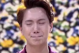 当年屈膝下跪离开中国，并拿走汪涵的一张银行卡的小五，现状如何图片