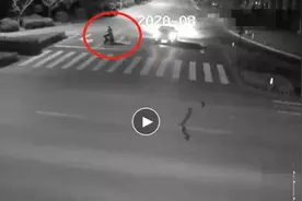 奇葩！江阴男子十字路口，表演电动车绝技图片