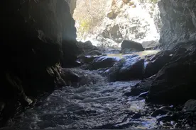 你信不信？古老山村的路边，随便捡一块石头，都是上好的蓝田玉图片