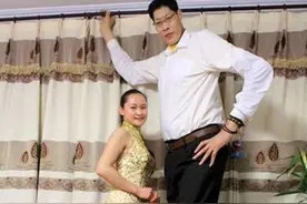 22年前，身高2米42的张俊才娶了1米65的妻子，如今怎么样了图片