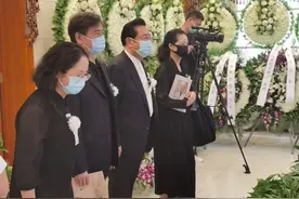 李双江夫妇现身友人葬礼，一言不发难掩哀伤，梦鸽穿长裙气质出众图片