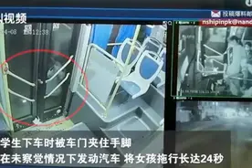 可怕：广东惠州一女生下公交时，手脚被门夹，遭拖行20多秒图片