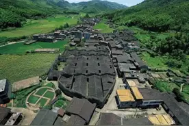 江西一“巨富豪宅”，奇特符号遍布，主人举家失踪，至今无人居住图片