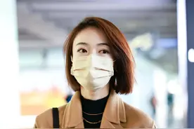 吴谨言私服，身穿呢子大衣脚套大长靴，靴子比包包还要亮图片