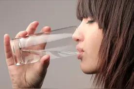 老外为啥无法理解中国人喝开水的习惯？他们只是看不惯我们在炫富图片