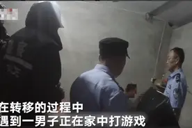 暴雨来袭民警转移地势低洼处民众 男子沉迷游戏多次拖延：至少这把不能卖队友图片