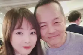 尹国驹力捧23岁女儿做艺人，代言自家酒品，与女儿合照满脸慈祥图片