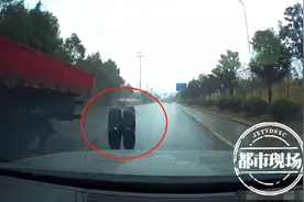 江西一国道上，大车轮胎飞出砸中小车，司机浑然不觉图片