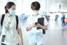 吴京真有福气啊，媳妇谢楠的腿又长又细，穿短裤太好看了图片