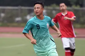 周五，他和你们一起看申花图片
