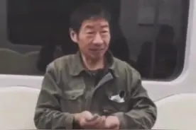 可怜天下父母心，儿子嫌父亲穷不愿与其同坐，父亲的举动感动众人图片