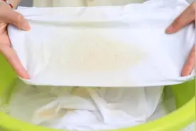 白衣服穿久发黄怎么洗，把它丢水里，不用漂白剂也能洗的洁白如新图片