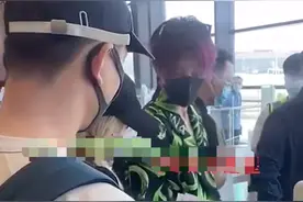 男星疑在机场插队，被路人斥责不要引起民愤？随后不满离开图片