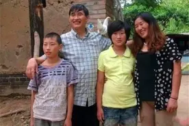 大衣哥女儿直播痛哭，遭拍客拽头发戏弄，疑似抑郁想轻生图片
