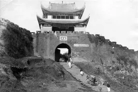 民国初年的四川乐山，军阀混战被俘的滇军和抓为人质的彝族首领图片