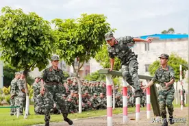 还未到入伍之时，这群学生咋穿上军装“空降”军营了？图片
