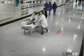 女护士跪床施救赢得抢救黄金10分钟图片