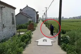 小伙查看手机地图，意外看见爷爷奶奶等他回家，画面惹哭网友图片
