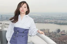 张靓颖身穿蓝色套装在天台拍摄写真，知性优雅图片