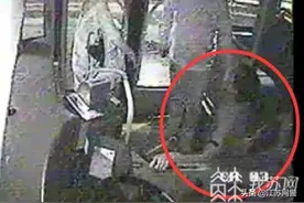 江苏常州：公交车上猥亵女生，司机仗义出手男子下跪求饶！图片