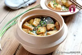 春节团圆饭上的豆腐炖鱼，好口彩胜过好味道，边吃边看满心欢喜图片