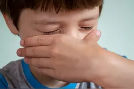 熊孩子把妈妈锁喉，给孩子最好的保护，就是告诉他哪些事不能做图片