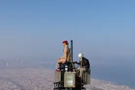 世界之巅！空姐在828米的哈利法塔顶拍广告！阿联酋航空yyds图片