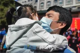 4岁女儿作画欢迎援鄂爸爸回家：“我爸爸是大英雄”图片