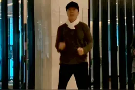 甄子丹晒热舞视频，身体好到不像57岁人，肌肉线条隐约可见惹人羡图片
