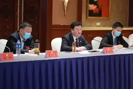 李湘豫与尉氏县代表团代表一起讨论审议图片