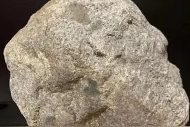 展示一块月球玄武岩陨石图片