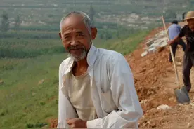 河南6旬老伯为帮助2个弟弟盖房成家，耽误了自己的婚姻，听他咋说图片