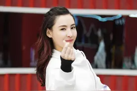 张柏芝美人不迟暮，穿运动服配喇叭裤练舞，360度无死角美爆了图片