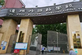 “学生校门口连喝11盒牛奶”涉事校长“身兼数职”：有餐饮、酒厂、旅游、砂石厂等15家公司，“产业”庞大图片