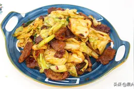 五花肉炒卷心菜，用这种方法炒出来跟咸腊肉一样好吃，美味下饭菜图片