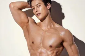 “金刚芭比”认证！BTOB李旼赫登《Men's health》封面，肌肉绝了图片