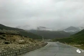 川藏七七四十九天（7）几十个人睡在凳子拼的大通铺图片